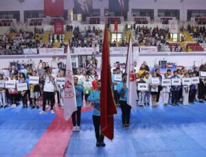 Minikler Türkiye Tekvando Şampiyonası’nın açılış seremonisi yapıldı