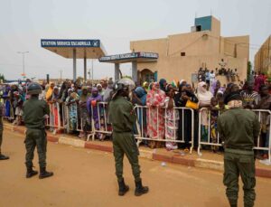 Nijer’de Fransız birliklerinin çekilmesi için protesto