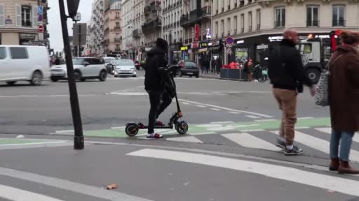 Paris sokaklarında scooterlar kaldırıldı