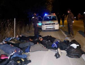 Polisin “dur” ihtarına uymayan göçmen kaçakçıları kaza yaptı, 9 göçmen yakalandı