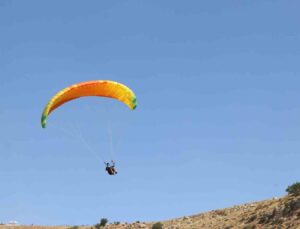 Siirt’te Türkiye yamaç paraşütü hedef şampiyonası 2. etap yarışması başladı