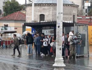 Taksim’de yağmur etkili oldu: Beyoğlu’nun ara sokaklarında ortaya şelaleyi andıran görüntüler çıktı