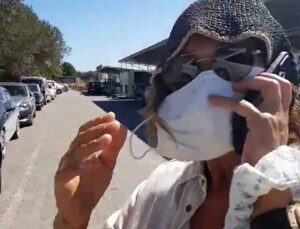 Tanınmamak için maske ve bere takan Hülya Avşar hastanede görüntülendi