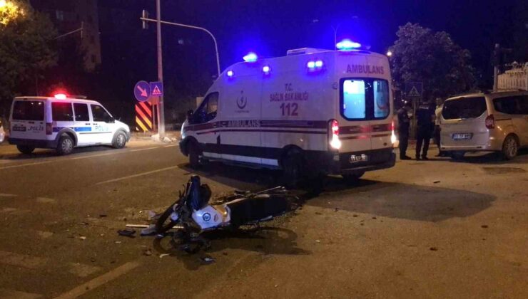 Ticari araç ile motosiklet çarpıştı: 1’i ağır 2 yaralı
