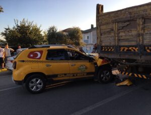 Ticari taksi kamyona arkadan çarptı: 1 yaralı