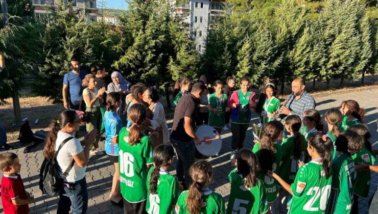 Türkiye ikincisi olan Muğla Kızlar Hokey Karması davul zurna ile karşılandı