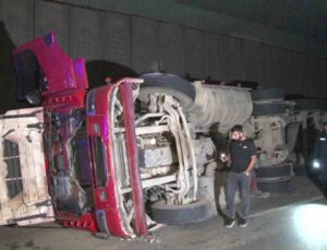 Tuzla’da alkollü sürücünün kullandığı hafriyat kamyonu devrildi: 1 yaralı