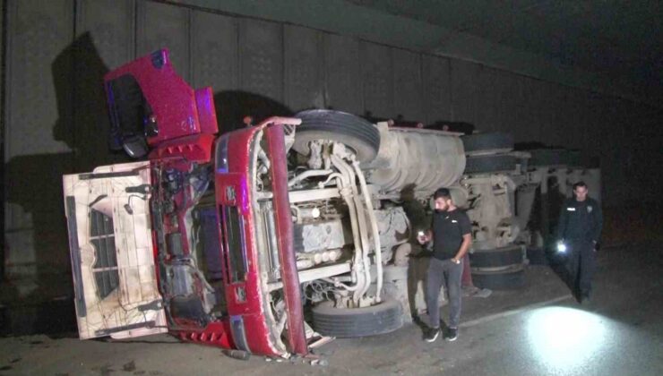 Tuzla’da alkollü sürücünün kullandığı hafriyat kamyonu devrildi: 1 yaralı