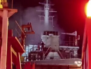 Tuzla’da tersanede bulunan bir gemide yangın çıktı, olay yerine itfaiye ekipleri sevk edildi