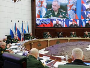 Ukrayna’nın öldürdüğünü iddia ettiği Rus komutan, Rusya Savunma Bakanlığı toplantısında görüntülendi