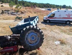Uşak’ta traktörün devrilmesi sonucu 2 kişi yaralandı