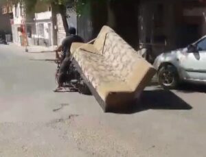 Yük taşımacılığının böylesi ’pes’ dedirtti: Kanepeyi motosikletle taşıdı