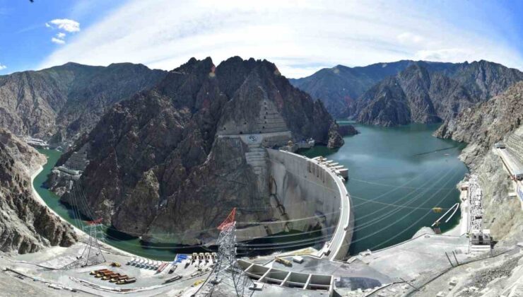 Yusufeli Barajı’nda türbinler elektrik test üretimi için dönmeye başladı
