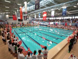 12. Geleneksel Cumhuriyet Kupası yüzme yarışmaları başladı