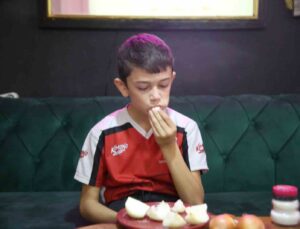 12 yaşındaki Eymen’i görenler şaşkına dönüyor: Okula giderken bile sarımsak yiyor