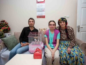 15 yaşındaki bedensel engelli Melike’nin yüzünü güldüren hediye
