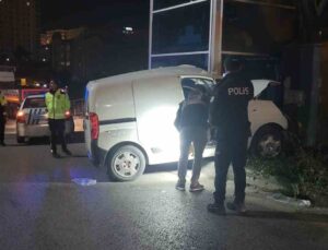 Ankara’da hafif ticari araç üst geçidin ayağına çarptı: 2 ölü, 1 yaralı