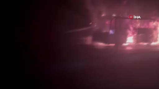Antalya’da faciadan dönüldü: Seyir halindeki yolcu otobüsü alev alev yandı