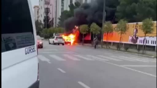 Ataşehir’de seyir halindeyken alev alan otomobil yandı