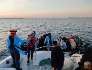 Ayvalık’ta botlarının motoru arızalanan 45 düzensiz göçmen kurtarıldı