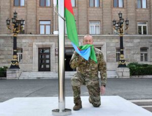 Azerbaycan Cumhurbaşkanı Aliyev: “Kendilerine ‘cumhurbaşkanı’ diyen üç palyaço, hak ettikleri cezayı bekliyor”