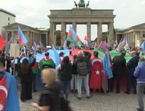 Azerbaycanlılar tarihi Brandenburg Kapısı önünde Alman medyasını protesto etti