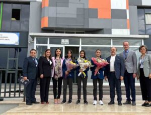 Badminton şampiyonlarına Dr. Hüseyin Bozkurt’tan ödül
