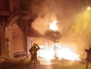 Beyoğlu’nda Tarihi Gueive Han’da yangın: Giriş kat alev alev yandı