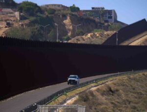 Biden’dan geri adım: Meksika sınırına 32 kilometrelik duvar inşasına onay verdi