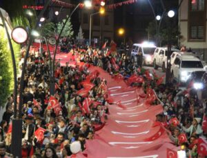 Binlerce Şırnaklı Türk bayraklarıyla yürüdü
