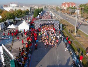 Binlerce sporcu 2. Uluslararası Konya Yarı Maratonu’nda “iyilik” için koştu