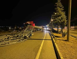 Burdur’da dorsesi açık unutulan kamyon trafik levhasını devirdi, yol trafiğe kapandı