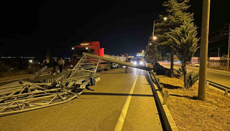Burdur’da dorsesi açık unutulan kamyon trafik levhasını devirdi, yol trafiğe kapandı