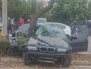 Bursa’da kontrolden çıkan otomobil refüjdeki ağaca çarptı: 2 yaralı