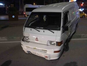 Bursa’da minibüs önce taksiye ardından yayalara çaptı: 4 yaralı