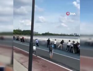 Çin’de kıyıya vuran dev dalgalar en az 2 turisti yaraladı