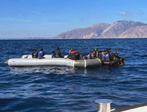 Datça’da 2 göçmen kaçakçısı yakalandı, 27 düzensiz göçmen kurtarıldı