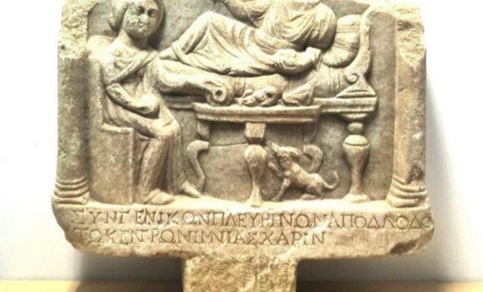 Denizli’de Roma dönemine ait mezar steli ele geçirildi