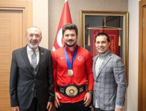 Dünya şampiyonu Cengiz ile Başkan Eroğlu’ndan MHP’ye ziyaret