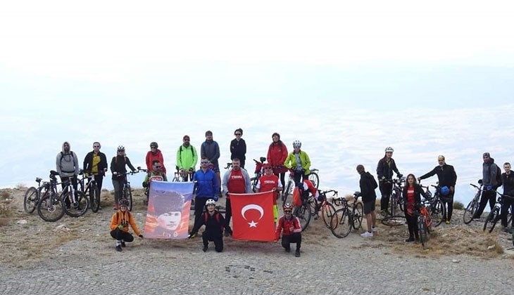 Ege’nin en yüksek noktasında Türk bayrağı açtılar