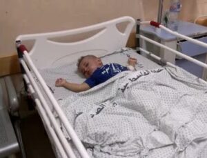 Filistin’de yaralı çocukların tedavileri hastanelerde sürüyor