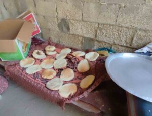 Filistinli aile Gazze Şeridi’ndeki ekmek krizini çözmek için kil fırın kullanmaya başladı