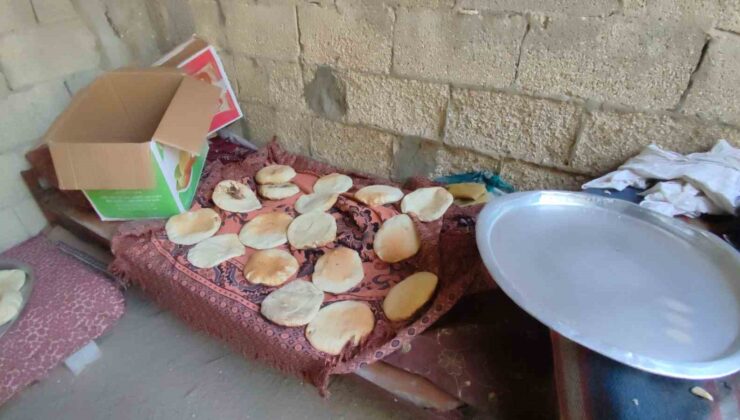 Filistinli aile Gazze Şeridi’ndeki ekmek krizini çözmek için kil fırın kullanmaya başladı