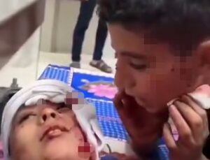 Filistinli çocuğun yaralı kardeşine şehadet getirmeyi öğrettiği anlar yürek burktu