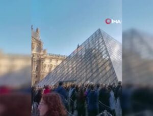 Fransa’da iklim aktivistlerinden Louvre piramidine boyalı saldırı