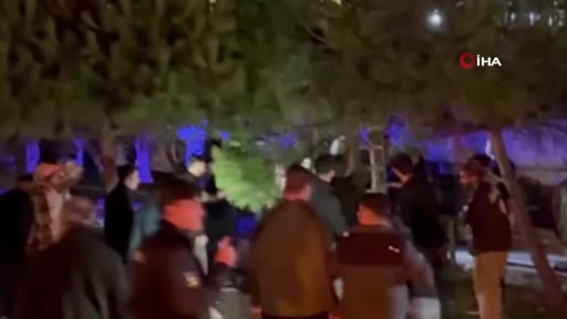 Gaziosmanpaşa’da ticari taksiyle motosiklet çarpıştı, motosikletteki bir kişi ağaca uçtu
