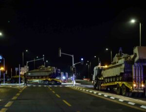 Gazze sınırına sevkiyat gece gündüz sürüyor