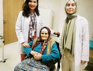 Göreve başlar başlamak ilk baktığı hasta 107 yaşındaki yaşlı kadın oldu