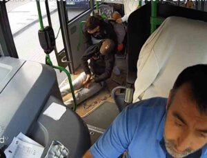 Halk otobüsü şoförü fenalaşan adamı hastaneye götürdü