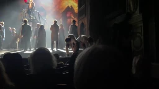 İklim aktivistleri, Sefiller müzikali sahnesini bastı